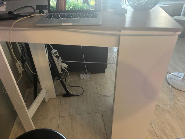 Mesa alta gris y blanca