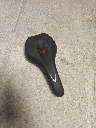 Sillín de bicicleta negro y rojo