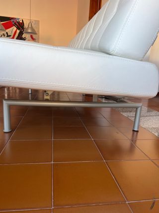 Sofá blanco efecto piel