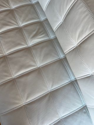 Sofá blanco efecto piel