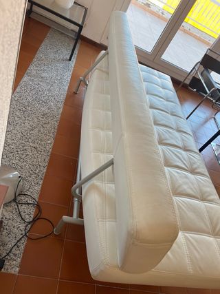 Sofá blanco efecto piel