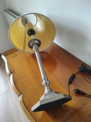 Lampada da tavolo in metallo argentato