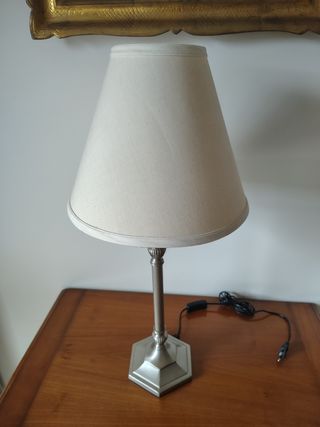 Lampada da tavolo in metallo argentato