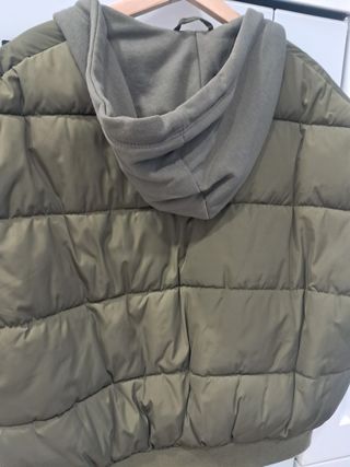 Chaleco Zara verde con capucha