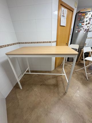 Mesa alta Ikea + 4 taburetes opcionales