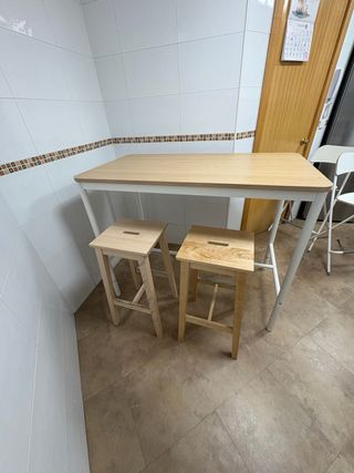 Mesa alta Ikea + 4 taburetes opcionales