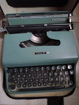 Máquina de escribir Olivetti Pluma 22 con maleta