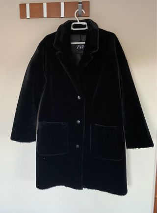 Chaquetón de pelo Zara negro