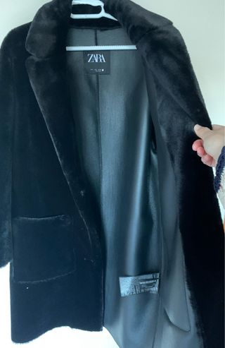 Chaquetón de pelo Zara negro