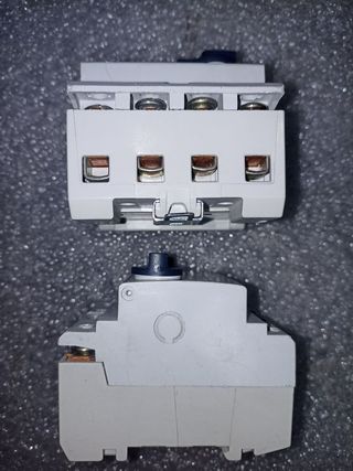 2 x HAGER 40A Interruptor Diferencial 230/400V2-HA