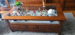 Mesa baja de madera y cristal