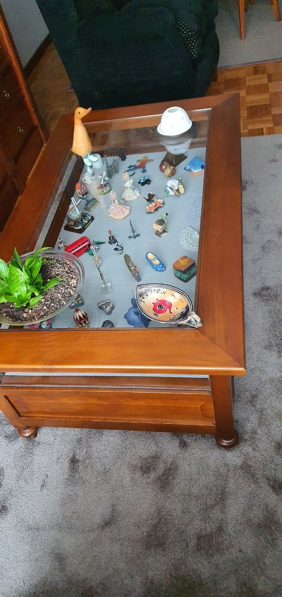 Mesa baja de madera y cristal