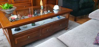 Mesa baja de madera y cristal