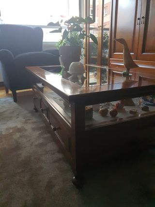 Mesa baja de madera y cristal