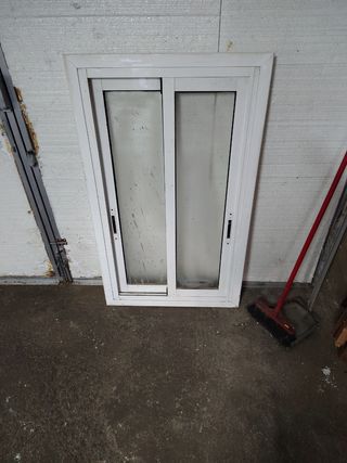 Ventana corredera blanca