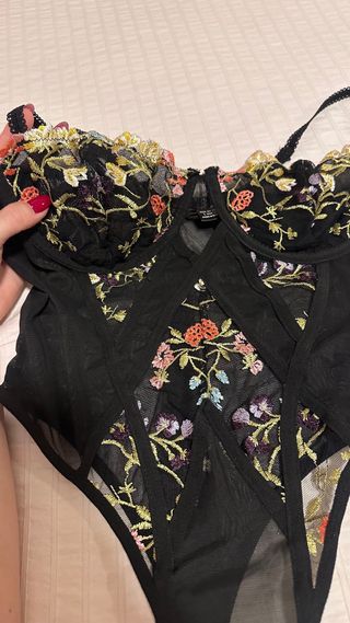 Body de encaje y tul floral