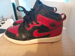 Deportivos Nike Jordan Negro y Rojo