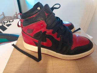 Deportivos Nike Jordan Negro y Rojo