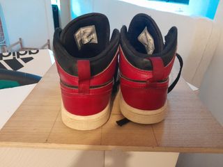 Deportivos Nike Jordan Negro y Rojo