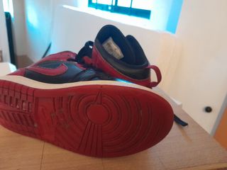 Deportivos Nike Jordan Negro y Rojo