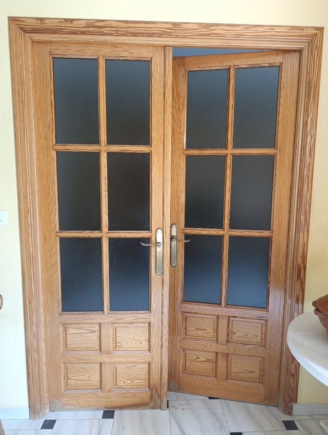 Puerta doble hoja de madera con cristal