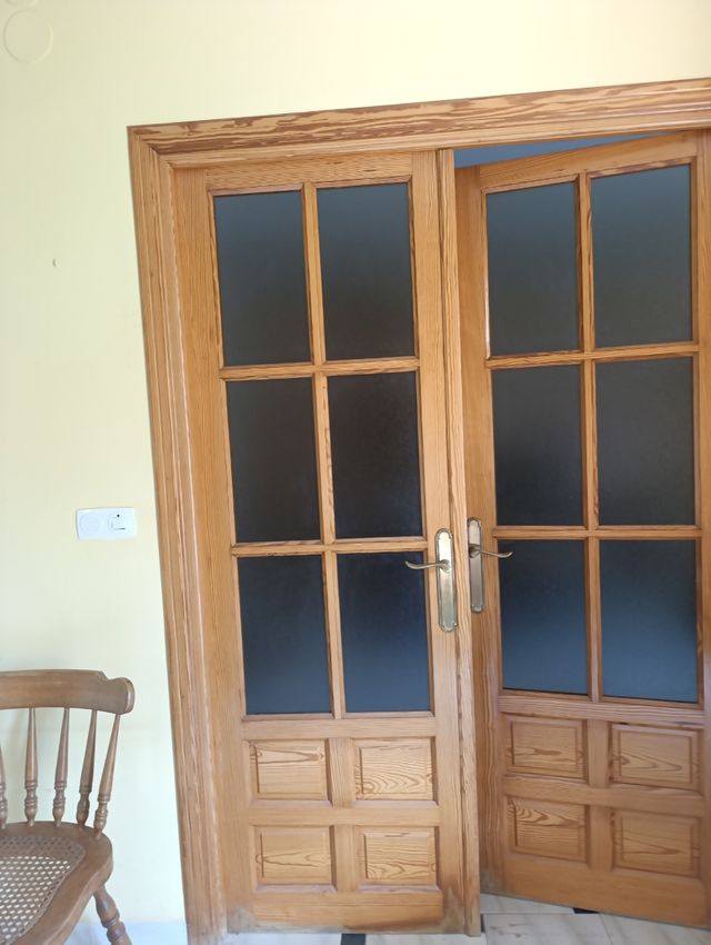 Puerta doble hoja de madera con cristal