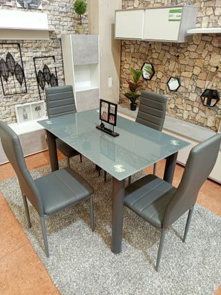 Mesa de cristal con 4 sillas