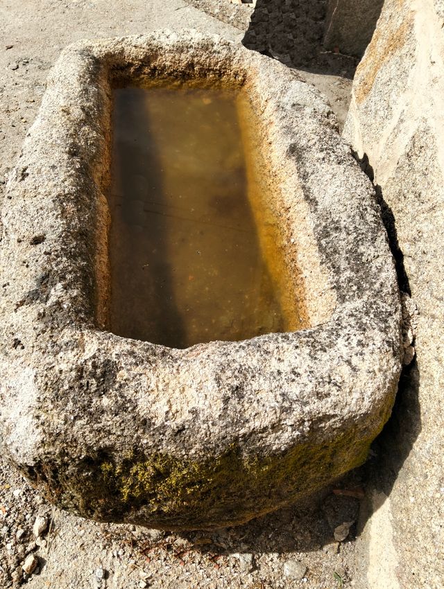 Pila de piedra antigua