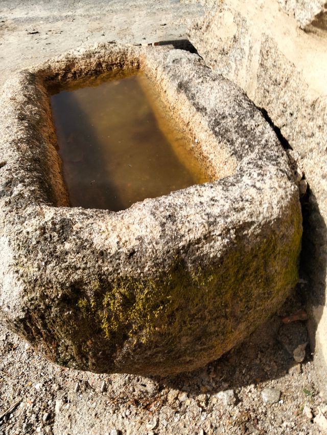 Pila de piedra antigua