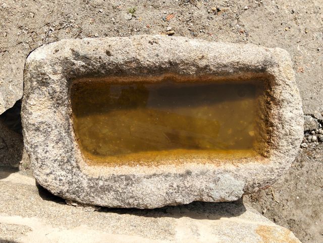 Pila de piedra antigua