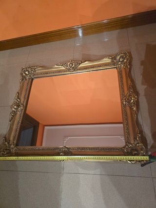 Espejo antiguo dorado marco tallado.