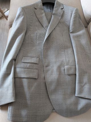Traje gris a cuadros. 