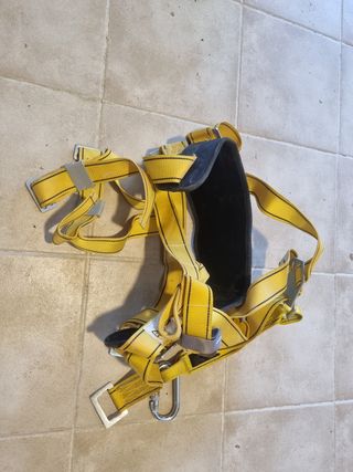 Arnés de seguridad amarillo