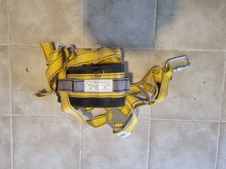 Arnés de seguridad amarillo