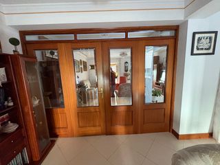 Puerta de salón de madera con cristal