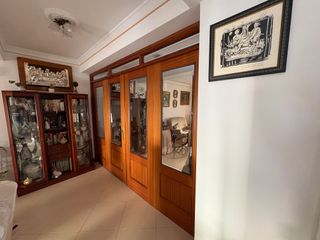 Puerta de salón de madera con cristal