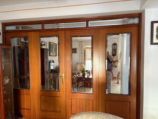 Puerta de salón de madera con cristal