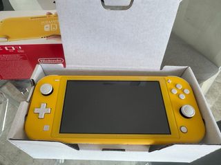 Nintendo Switch Lite Amarillo + Accesorios