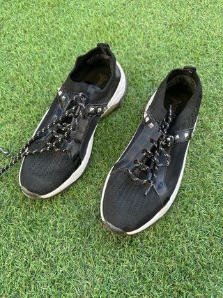 Zapatillas Stradivarius negras y blancas