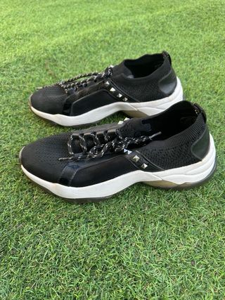Zapatillas Stradivarius negras y blancas