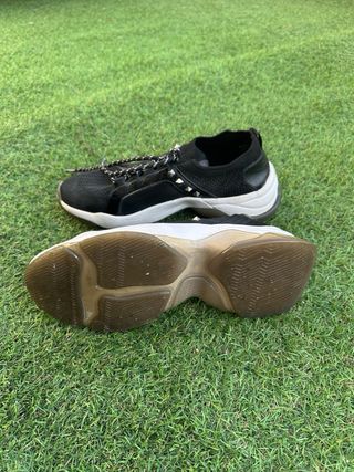 Zapatillas Stradivarius negras y blancas