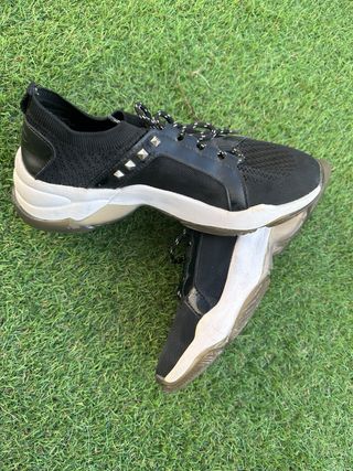 Zapatillas Stradivarius negras y blancas