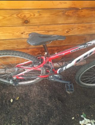 Bicicleta de montaña roja y blanca