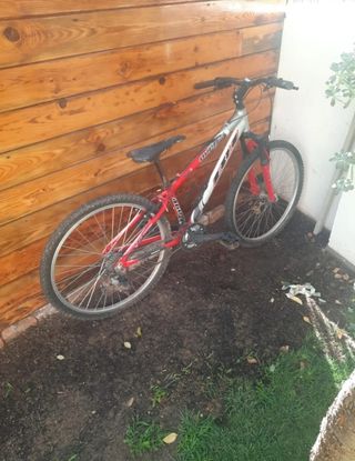 Bicicleta de montaña roja y blanca
