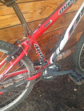 Bicicleta de montaña roja y blanca