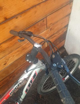 Bicicleta de montaña roja y blanca