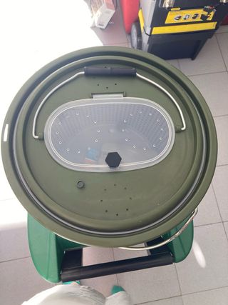 Cubo de pesca verde con tapa