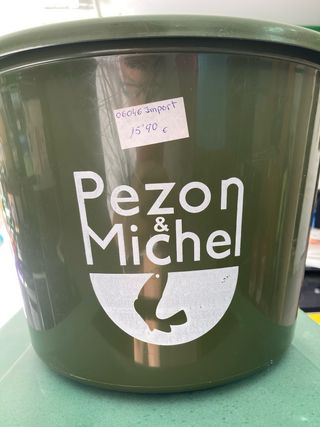Cubo de pesca verde con tapa