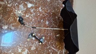 Sombrilla negra con soporte