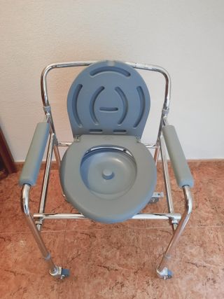 Silla de baño con ruedas